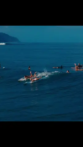 Girls surfing in north shore, Hale’iwa 🤩❤️🏄🏻‍♀️  #surf #surfing #surftok 