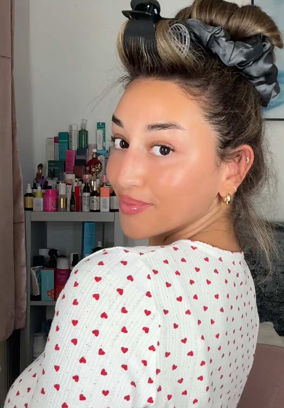 Can’t wait to see the results!! Using the @Kérastase gloss absolu glaze drops Ib:@wilbania pimentel #hairhacks #heatlesscurls #pincurls #heatlesshair #hairtips 