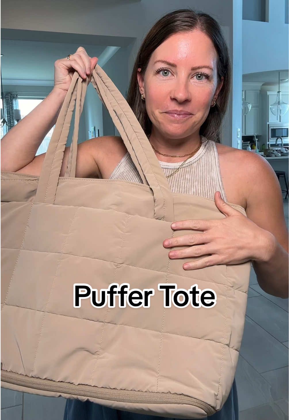 @BAGSMART thought of it all when creating this puffer tote! #bagsmart #tote #totebags #pufferbag #corporategirlies #corporatelife #travel #travelbag #traveltok #shoulderbag 