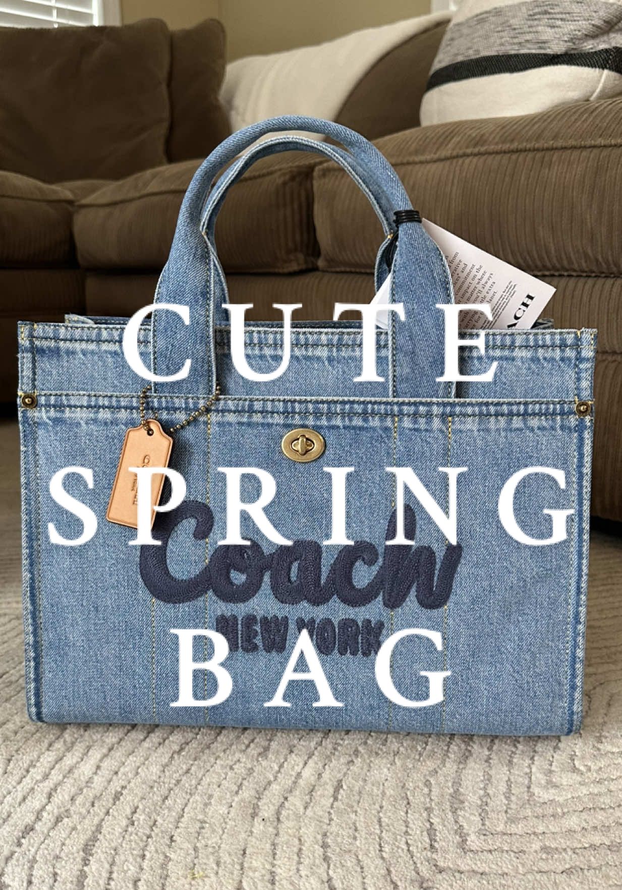 If you told me 3 years ago that I’d one day carry a Coach bag again, I would have never believed you 🤷🏼‍♀️ I’m here for this denim moment! 👖 #coach #unboxing #haul 