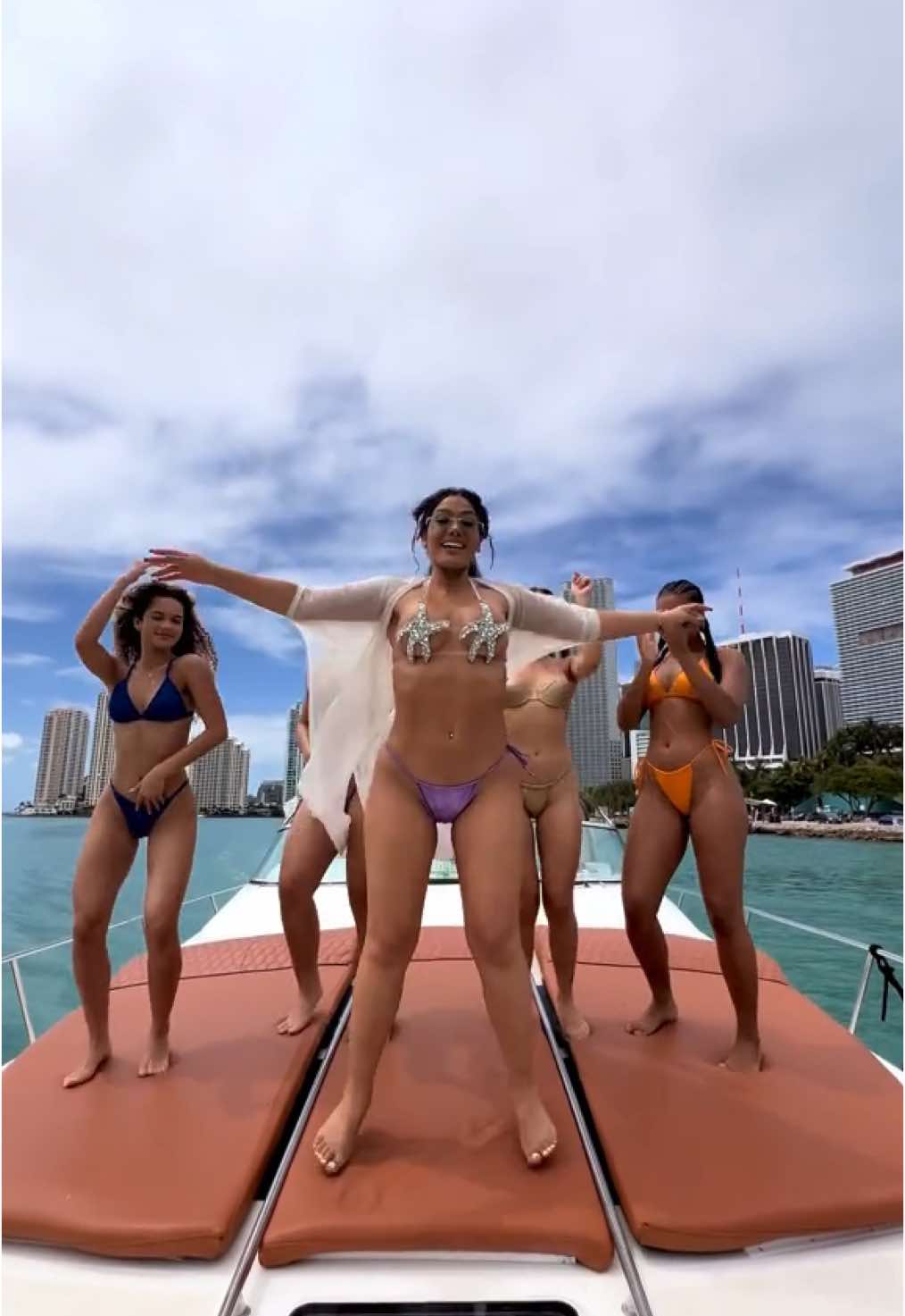 ME MUEVO ☀️🍹💃  #NuevaMusica #NewMusic #MusicaParaBailar #treanding 