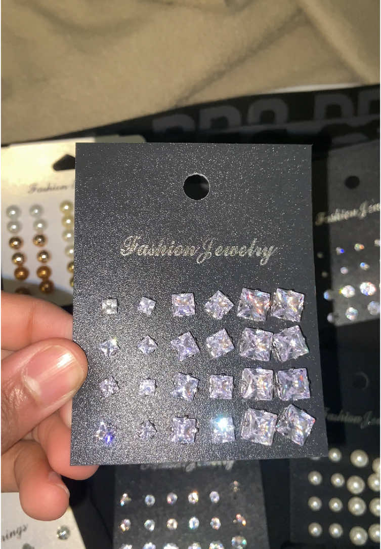 204 earrings for $21 is crazy #fyp #xyzbca #earrings #jewlery #menearrings #womanearrings #men #women #girl #boy #unisex #fanum #nlechoppa 
