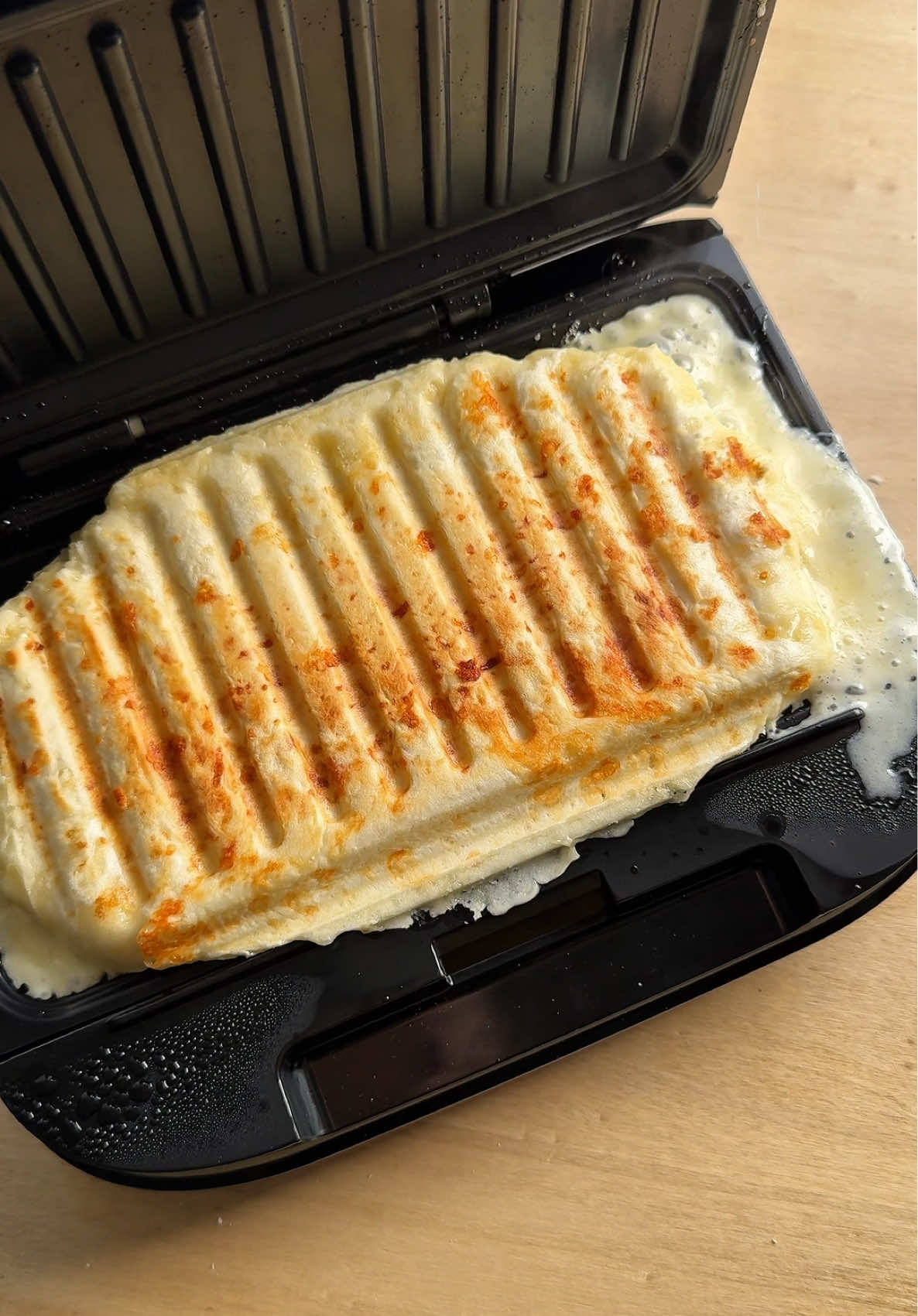 Tostado de chipa 🧀 - 250gr de fécula de mandioca  - 30gr de manteca  - 1 cuchara de polvo para hornear  - Sal a gusto  - 100gr Queso semi duro   - Leche c/n  - Jamón  - Queso cremoso  Paso a paso  1.	Preparar la masa: En un bowl, mezclar la fécula de mandioca con la manteca pomada, el queso rallado, el huevo, el polvo para hornear, la sal y la leche. Amasar hasta obtener una masa homogénea y suave. 	2.	Estirar la masa: Colocar la masa sobre un silpat (o papel manteca) y estirarla con palo de amasar hasta lograr un espesor parejo, de unos 3 mm aprox. 	3.	Cortar: Cortar la masa en rectángulos o la forma deseada, del tamaño de un tostado. 	4.	Armar el relleno: En cada base de masa, colocar una feta de jamón envuelta alrededor de un trozo de queso. 	5.	Cerrar: Tapar con otro trozo de masa y presionar bien los bordes con los dedos o con un cornet, para sellarlos y evitar que se abran durante la cocción. 	6.	Tostar: Colocar en la sandwichera grilltoast de @lilianaelectrodomesticos precalentada, y cocinar hasta que esté dorado por fuera y el queso bien fundido por dentro. #merienda #tostado #chipa #toast #recetasquefuncionan #viral #fyp #idea #cheese 