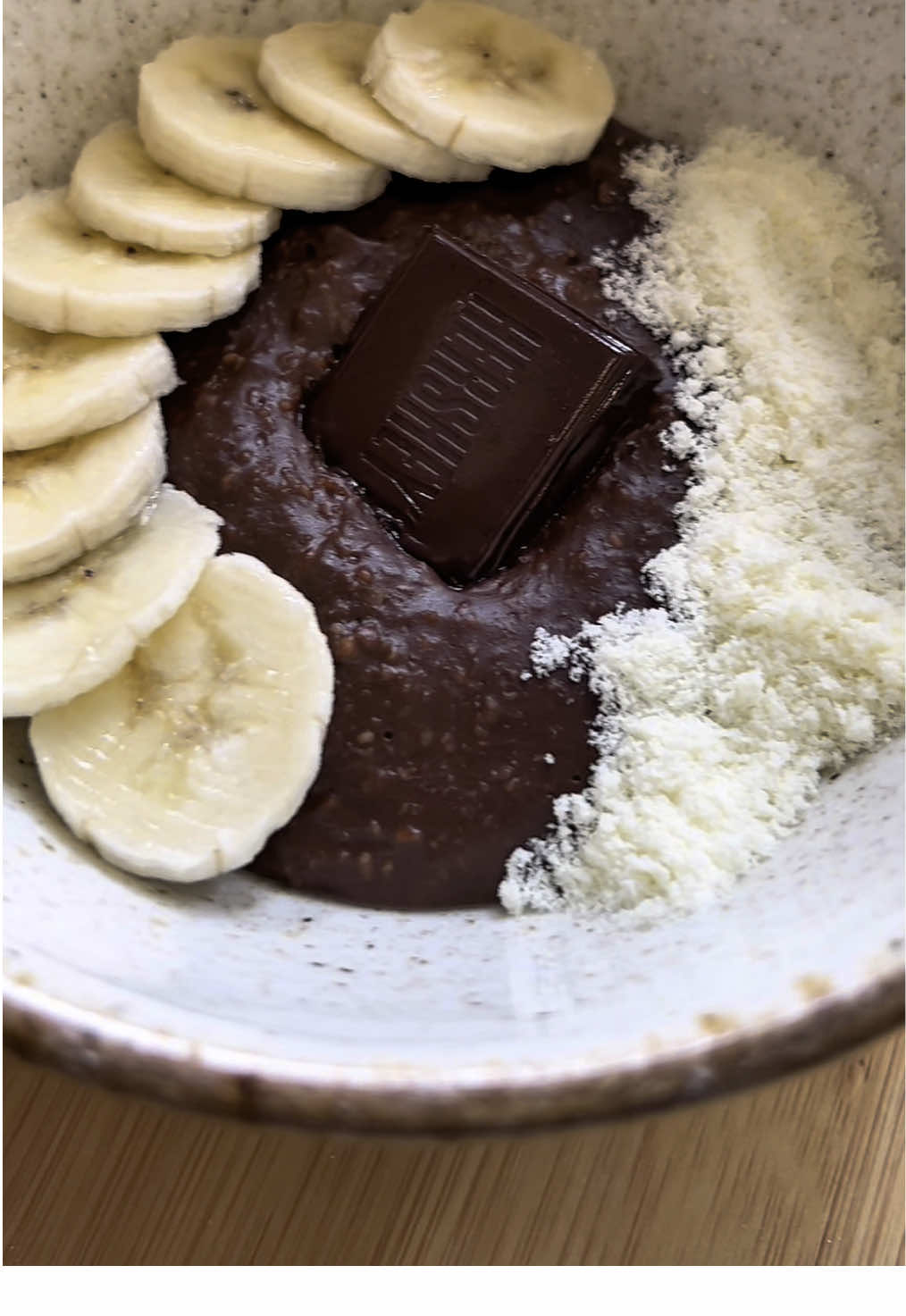 Mingau de aveia chocolaTUDO e com baixas calorias que cabem na sua dieta! 😋🍫 já SALVA pra fazer depois! Ingredientes: *2 cs de aveia(usei flocos finos) *2 cs de leite em pó desn.  *1 cs de cacau em pó 100% *Adoçante e pó  *150ml de água  Mistura tudo e leva no fogo até engrossar. Para decorar e deixar ainda mais delicioso usei: *1/2 banana em rodelas *1 colher de sobremesa de leite e pó  *1 quadradinho de choco 60% (7g) Esse mingau fica uma delícia e tem aproximadamente 260 kcal o que dá para encaixar perfeitamente em um dos seus lanches do dia!  Faz aí e vem me contar o que achou😋😋😋#receita #receitas #emagrecer #Emagrecimento #receitasimples #receitafit #receitafacil #mingau #fyp #GymTok 