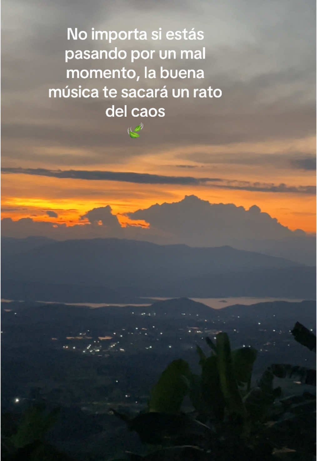 Siempre con buena música        #musica #videoconfrase #frase #positivo #frasesmotivadoras #motivation #fraseconvideo #atardecer #atardeceres🌅 #guaracha #paratii #fypシ゚ #fyp #fouryou #xybca #viralllllll 