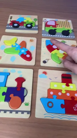 🚛 Olha só esse caminhão que eu montei com o quebra-cabeça de madeira Montessori! 🧩 Feito especialmente pra bebês e crianças pequenas, ele ajuda a desenvolver coordenação, forma, cor e muuuita criatividade! 💡 As peças são grandes, seguras e fáceis de encaixar — diversão e aprendizado juntinhos! Quem aí também ama montar e brincar? 👶💛 #montessori #montessorieducation #blocodemontar #brinquedo #kids #kidivertido #car #baby