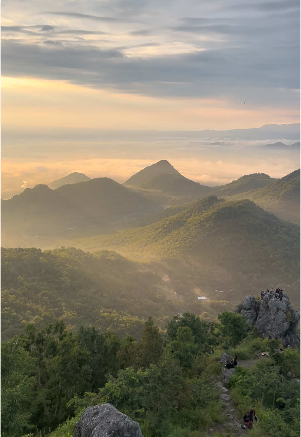 Merbabu with you or Sunrise Cumbri with You? Sunrise di Bukit Cumbri seindah ini woij #merbabu #merbabuviasuwanting #bukit #sunrise #bukitcumbri #bukitcumbri638mdpl 