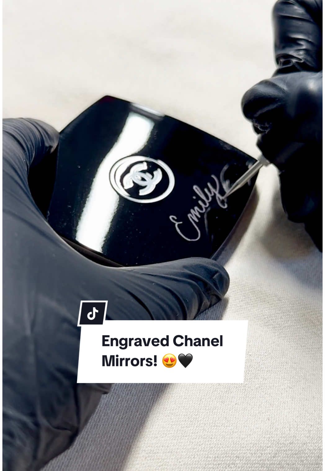 What better gift then engraved compact mirrors for your bridemaids? Are you interested in an engraving? Send me a DM or comment the word ENGRAVING! 🥳🖤  #engraving #weddinggifts #wedding2026 #weddingfavors #brusselscalligrapher #giftsforher 