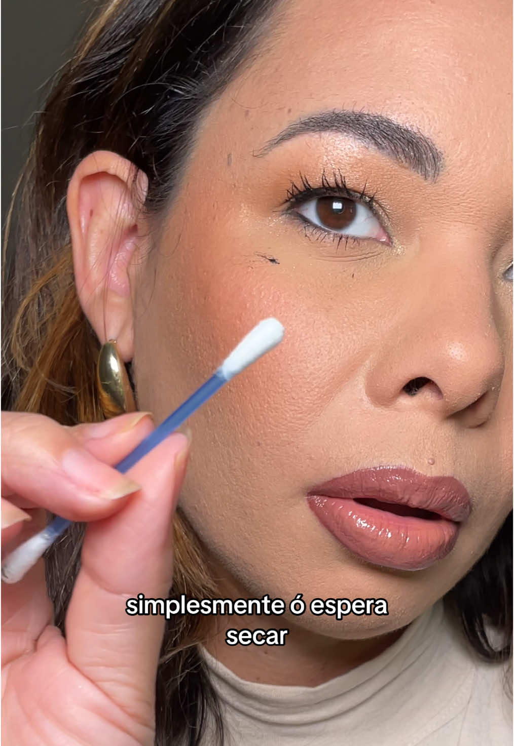 30 dias, 30 dicas de make Dia 8: Rímel sujou? Sem desespero! Basta deixar secar totalmente e depois vir com cotonete seco limpando. Retira tudo e não estraga a make. #dicasdemaquiagem #makeup 