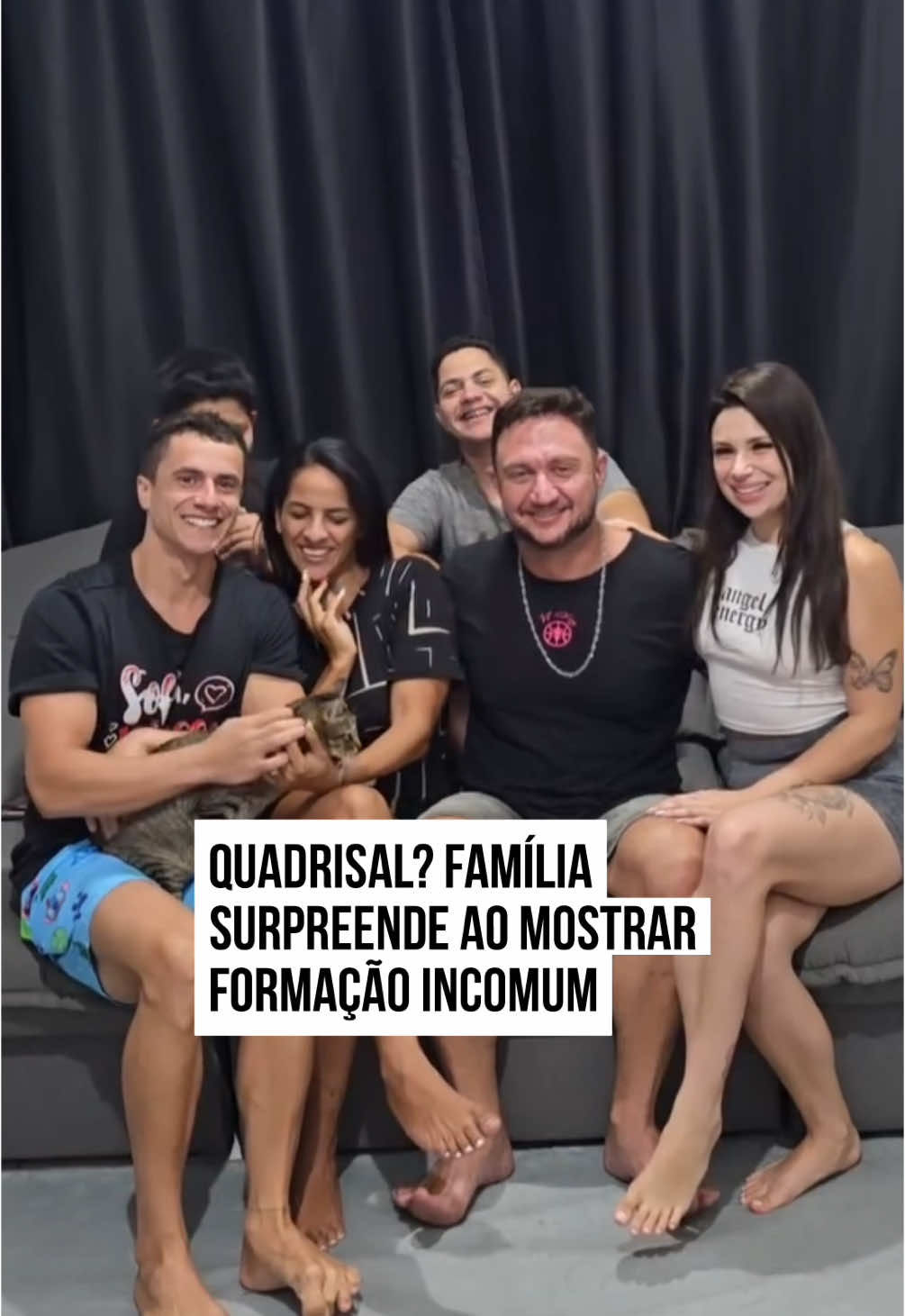 Eles fogem do “#padrão” – e fazem questão disso! Kel e Bruno são casados há 20 anos, mas hoje ela também namora Diego e ele, a Jennifer. Juntos, formam uma #família com sete integrantes,  incluindo os dois filhos, Henry e Hector, e um pet.  Nas redes sociais, compartilham a rotina do dia a dia com bom #humor, leveza e #afeto. “Não somos uma família #tradicional (nem nos esforçamos para isso! É chato demais). Atualmente, somos 7 e uma família regada de muito #amor e parceria! Só assim funciona!”, escreveram em um dos posts. #TikTokNotícias