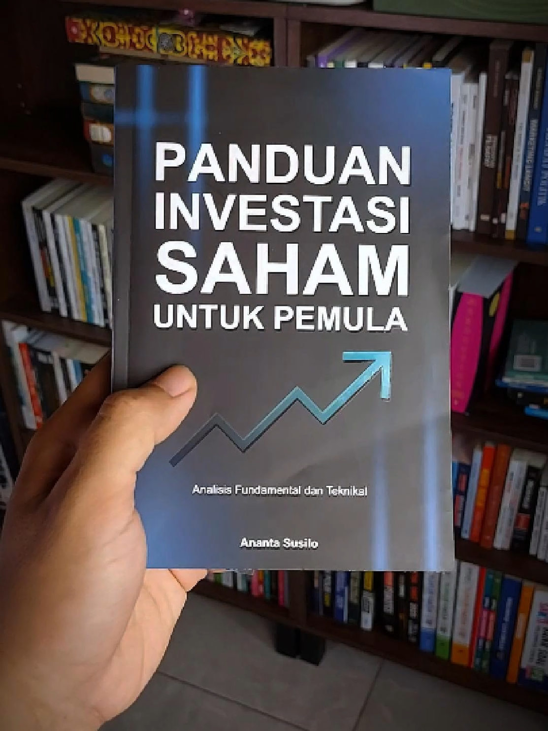 Baru mau mulai main saham tapi takut nyangkut? Buku Panduan Investasi Saham untuk Pemula ini bantu kamu ngerti dasar-dasarnya—dari cara beli saham, analisa sederhana, baca tren pasar, sampai tips biar nggak salah langkah. Cocok buat kamu yang pengen cuan tapi tetap aman! 