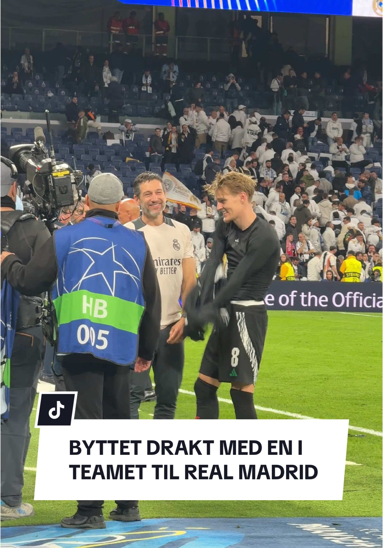 Ødegaard ga drakten sin til en i støtteapparatet til Real Madrid🤝 #cl #ucl #arsenal #madrid #real #odegaard #martin 