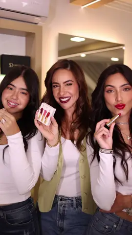 O amor de mãe tem muitas formas, e agora também tem novas cores. 💄 Neste Dia das Mães, Lica Lopes se une às filhas, Alicia e Vanessa Lopes, para apresentar o lançamento que celebra os momentos mais marcantes entre mães e filhas: o Box Hydra Creamy Love Lips. Uma edição limitada com três batons vibrantes que traduzem sentimentos inesquecíveis — do carinho ao amor intenso. Intense Red, First Kiss e Passion Red foram criados para deixar na memória não só a cor, mas também a emoção de cada troca de olhar, de cada cuidado compartilhado. Presenteie com afeto, use com significado. Porque tem marcas que só o amor de mãe deixa. Comente aqui: qual dessas cores mais combina com a sua história?