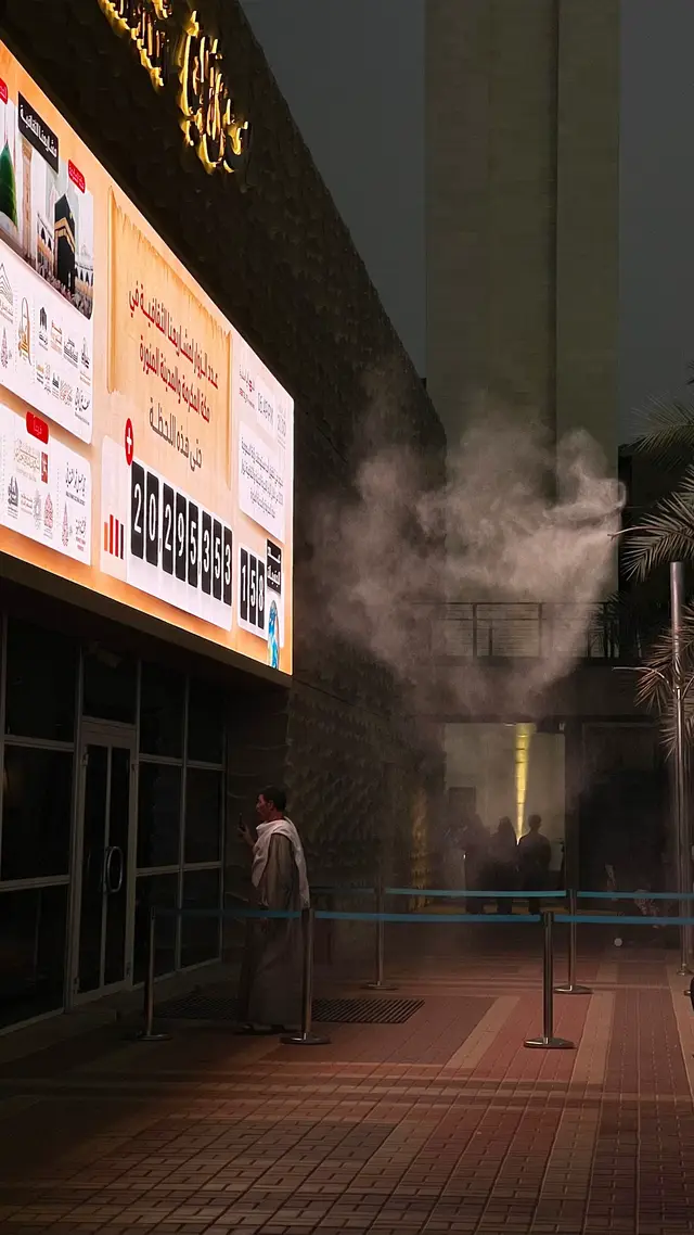 جيتك أنا بليلة ألم .. قلبي على كفي همست لي روح يا غريب .. الشوق ما يكفي سلم أبرّد السلام .. وهذا ترى كلّ الكلام اللي بقى بينك وبيني .. تخيّل ؟ 