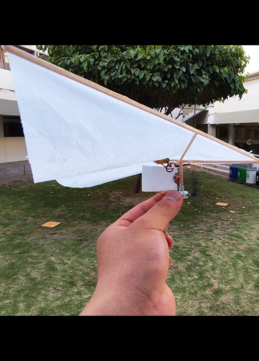 ¿Volará la próxima vez? Probando un ala Rogallo con ESP32-C3: No todo funciona a la primera… Mi primer intento de vuelo con un ala Rogallo no fue perfecto, pero cada prueba es aprendizaje. Este proyecto busca lograr un despegue funcional con un sistema de control minimalista: ESP32-C3 SuperMini para el control principal MOSFETs para manejar el motor y una bobina que permite cambiar la dirección Próxima versión: usaré un ESP-01 para simplificar aún más el sistema ¿Crees que la siguiente versión volará mejor? #RogalloWing #DroneExperimental #ESP32C3 #ESP01 #VueloDIY #RobóticaCreativa #ProyectosFallidosQueEnseñan #InnovaciónAeroespacial #ElectrónicaYVuelo #MakersLatinos #VuelaConFoam #PruebasYErrores #drone #arduino #arte #avion #robot #esp32