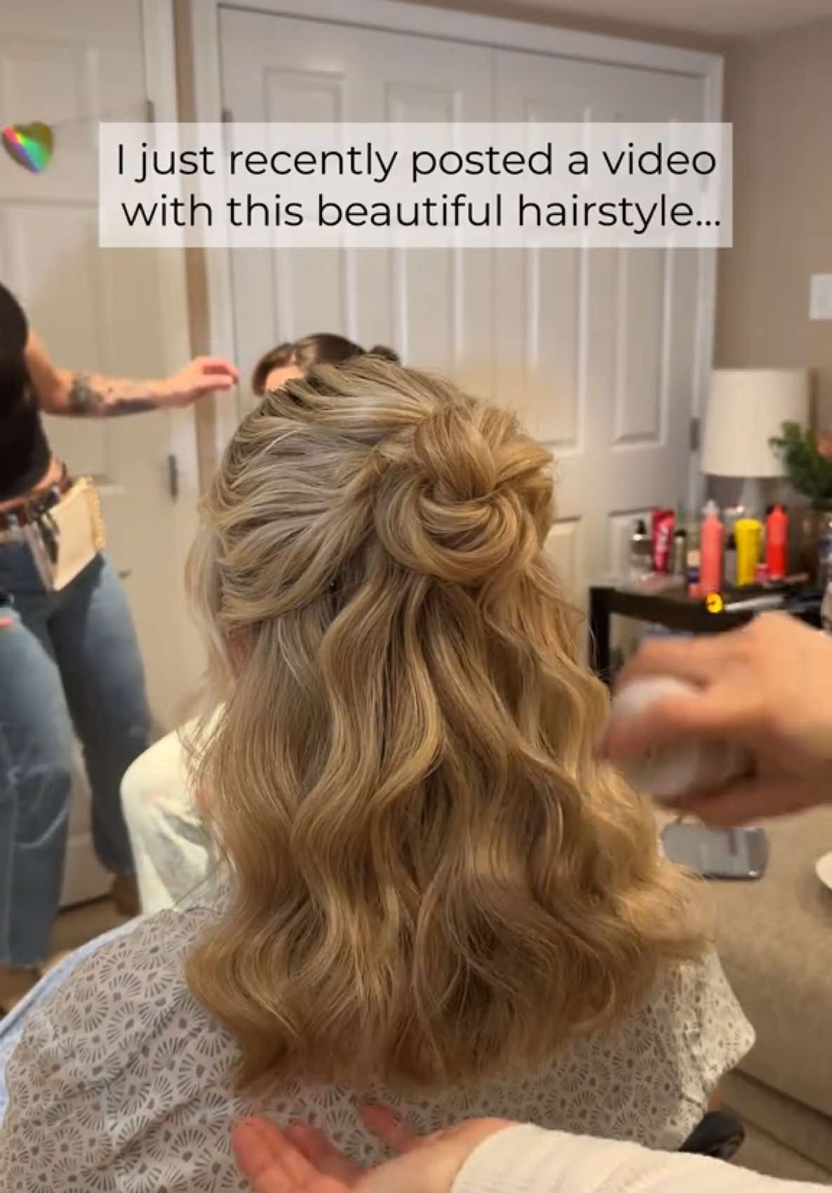 Who said thick hair can’t hold a curl? Here’s your sign it absolutely can! No tight curls, no helmet hairspray, just the right prep and technique🙌🏻  #bride #bridal #wedding #bridesmaids #thickhair #bridesmaidhair #hairstylist #bridetobe #hair #hairinspo 