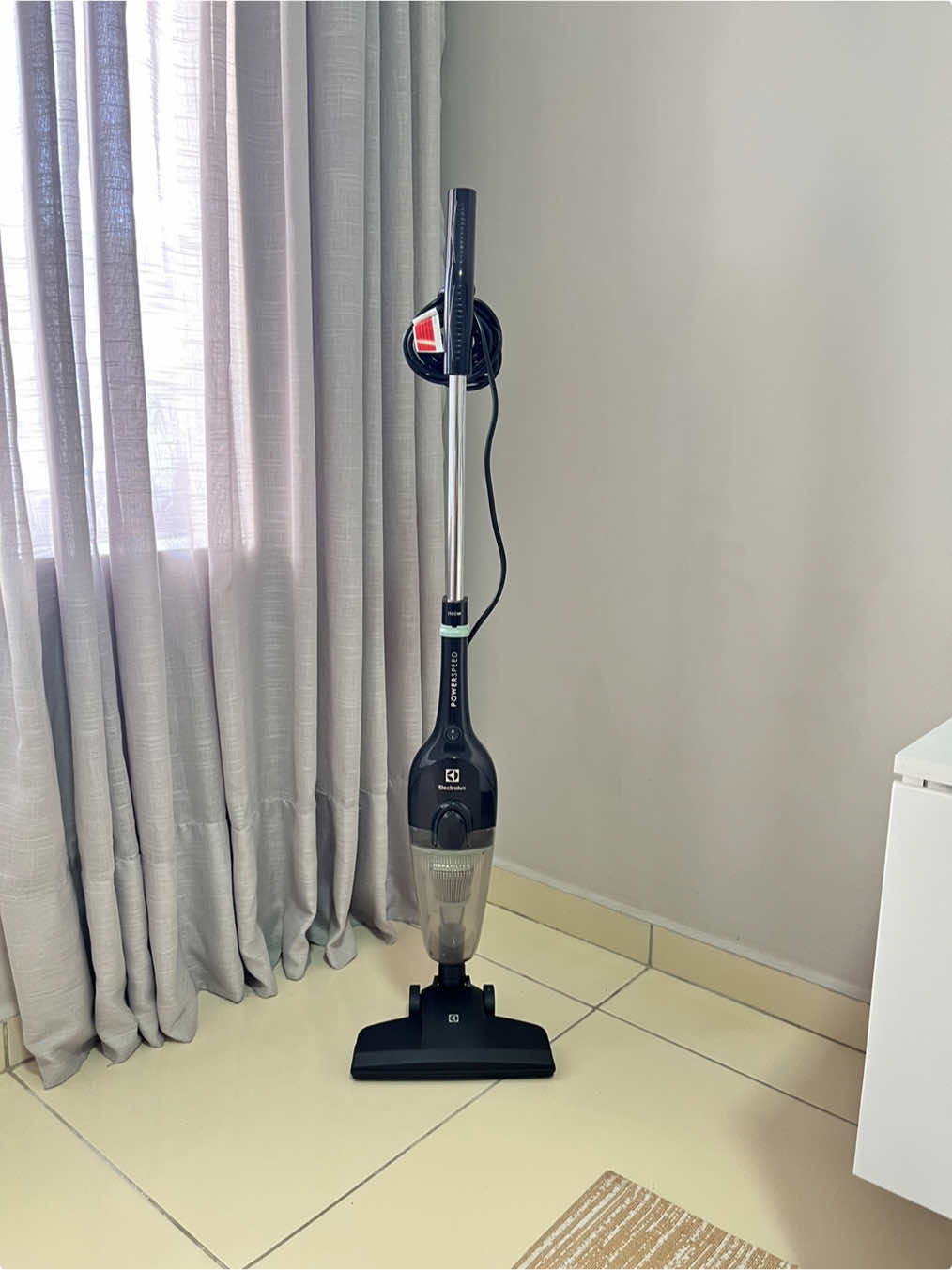 Praticidade na hora da limpeza! 🏠✨ Potente e super fácil de usar, toda dona de casa deveria ter. . . #aspirador #donadecasa #casaorganizada #limpeza #dicas #fyp 