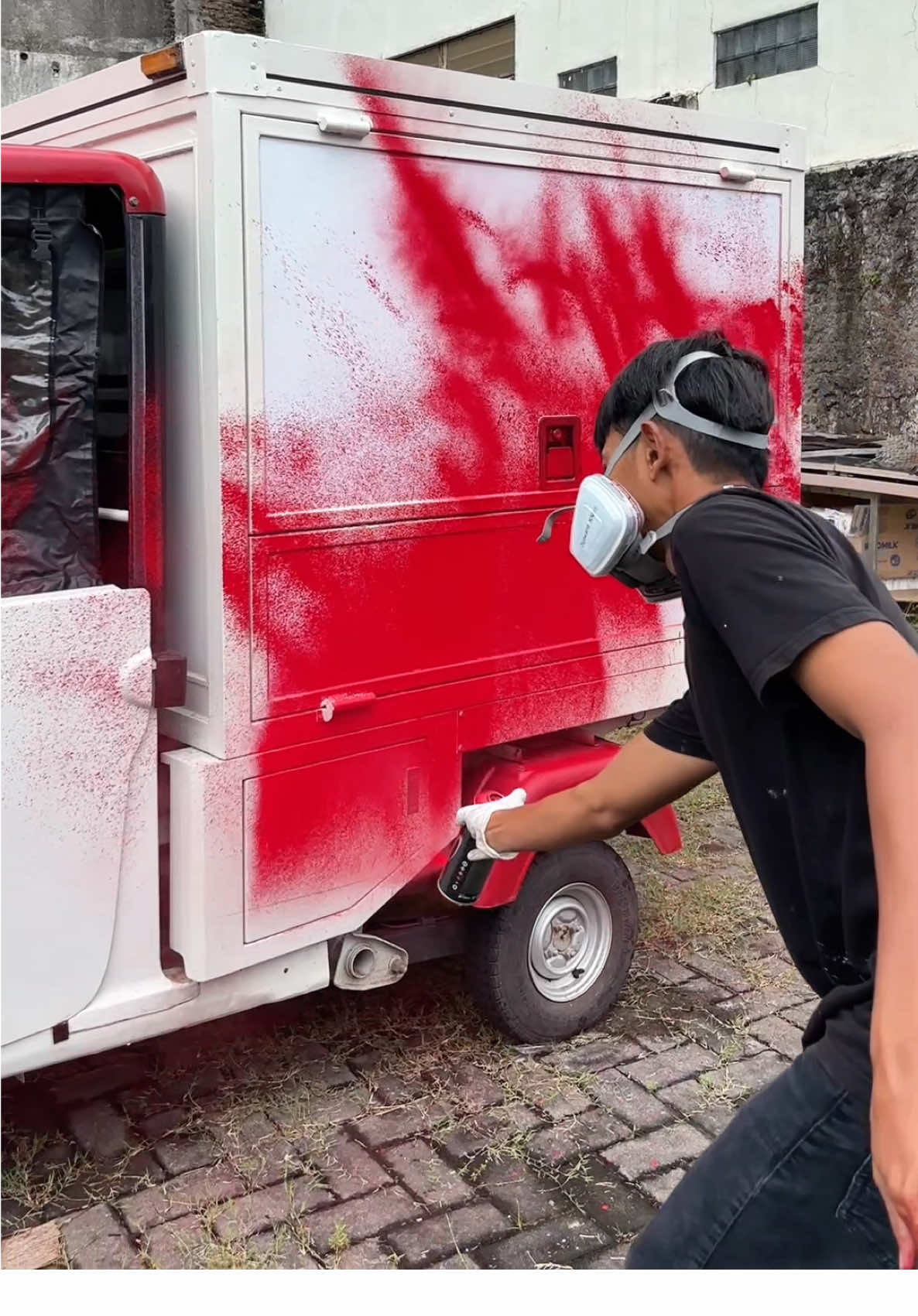 Maaf  ya @iderkopi.id , udah gak tahan. 🙏 Salah sendiri dibiarin kosong .  Jadi ini tu Ider TukTuk, versi kece dan lincahnya dari gerobak kopi keliling Ider Kopi. Pakai kendaraan TukTuk khas Asia Tenggara yang diubah jadi kedai kopi mini, Ider TukTuk bikin momen ngopi jadi lebih seru, unik, dan pastinya makin bikin happy! Ya gitulah kira2.  *[Btw jangan ditiru, Cuma setingan, serius!] #Mural #jasamural #kopi #kopikeliling