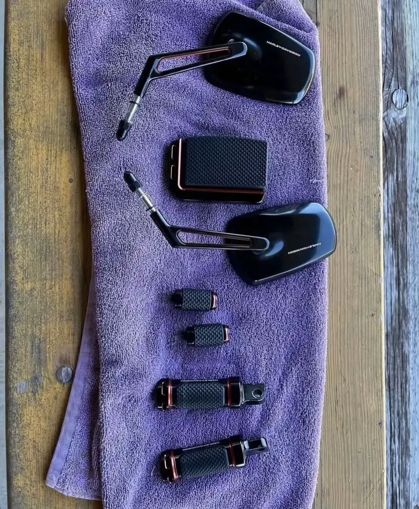 Harley adversary collection. Brake pedal, mirrors, two shift pegs, and highway pegs. Bought three weeks ago. Color doesn't match bike so went a different direction……
