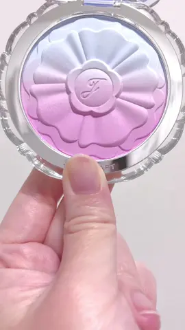 JILL STUART ジルスチュアート　パステルペタル ブラッシュ 104　undersea reflection＜クリスタルラグーンパレス＞ 限定色 ¥4,620 ✼••┈┈••✼••┈┈••✼••┈┈••✼••┈┈••✼ ジルスチュアート限定チーク パープル×ブルー ✼••┈┈••✼••┈┈••✼••┈┈••✼••┈┈••✼ スウォッチの動画です。 ──────────── #新作コスメ #デパコス #春の新作コスメレポ #ブルベ夏 #コスメ #コスメ紹介 #春コスメ #限定コスメ #コスメレビュー #メイク #ブルベ映えコスメ #新作 #ブルベ冬 #パケ買いコスメ #春メイク #限定 #限定色 #ベスコス #コスメレポ #ブルベ #夏コスメ #パケ買い #ピンクメイク #バズコスメ #チークカラー #映えコスメ #スウォッチ #コスメオタク #コスメマニア #チーク #ジルスチュアート #パステルペタルブラッシュ　#春コスメ購入品レポ 