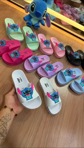 ❤️ *SLIDE PRIMEIRA LINHA MELISSA DISNEY STITCH* 💙 ✅Solado de micro expandido  ✅Pala Forrada 🔢Grade com 12 pares  👣Super confortável  🔝Ótimo acabamento 