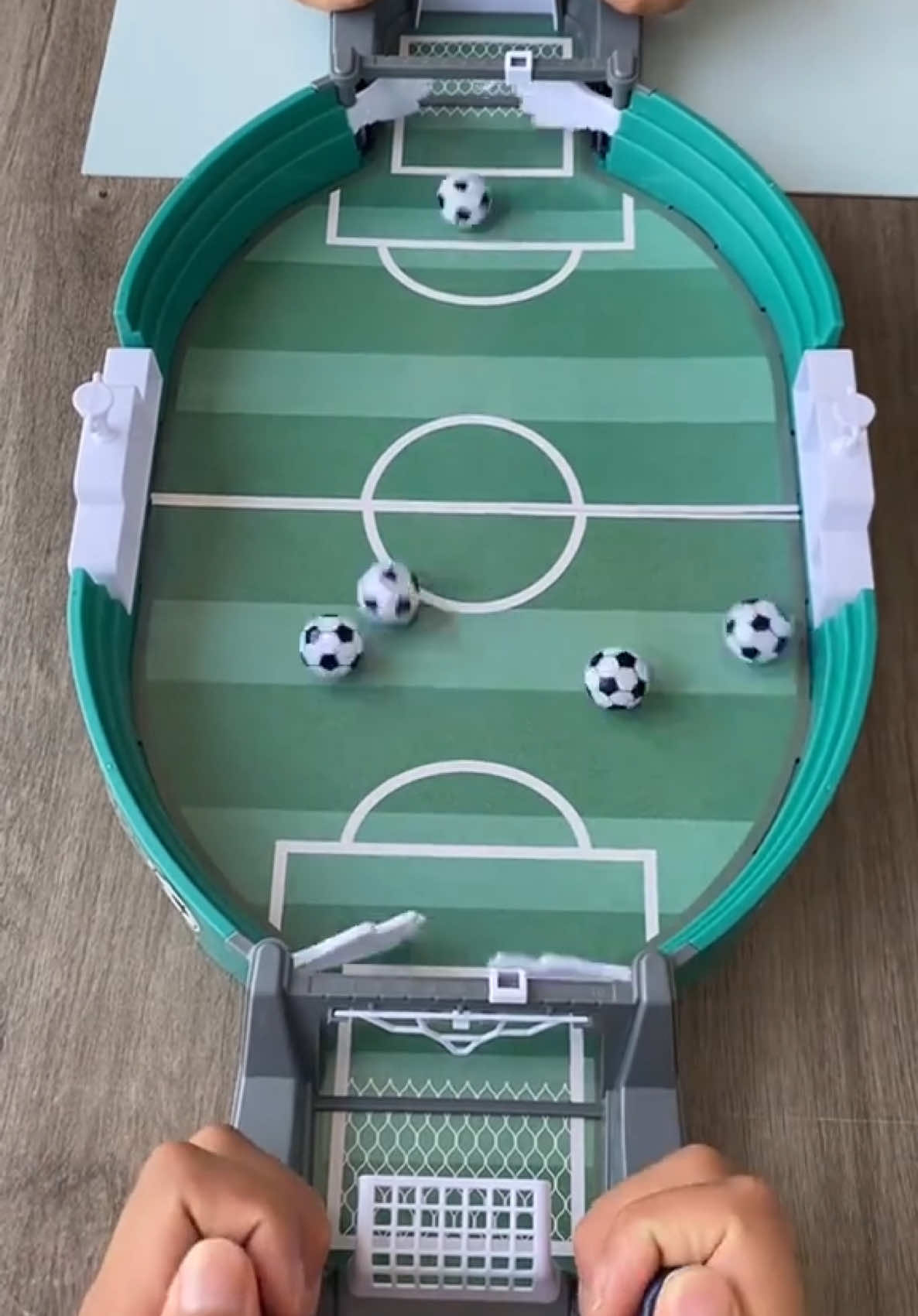 ⚽️🎮 Đồ Chơi Bàn Đá Bóng 2 Lớp Cho Bé - Đấu Trường Bóng Đá 2 Người 🎮⚽️ Các con đã sẵn sàng “quẩy” hết mình cùng bàn đá bóng mini siêu vui chưa? 🏆👟 Chơi bóng đá ngay tại nhà, không cần ra sân, tự do đu trend thể thao cùng bạn bè! Thử thách kỹ năng đá bóng 🥅 và rèn luyện tư duy chiến thuật 🧠 cho các bé năng động! 🔥 Ai là vua sân cỏ? Ai là siêu sao bóng đá? Chỉ có thể là bạn! 👑 Đồ chơi này chắc chắn khiến bé yêu vừa chơi vừa học, phát triển tư duy và khả năng hợp tác! Chơi ngay để cùng bạn khám phá những trận đấu đầy kịch tính nhé! ⚽️✨ #ĐồChơiBóngĐá #BànĐáBóng2Lớp #GiảiTríNăngĐộng #TròChơiChoBé #VuiChơiTạiNhà #PhátTriểnTưDuy #ĐấuTrườngBóngĐá #BéVuiChơi #BóngĐáMini #CùngChơiCùngHọc