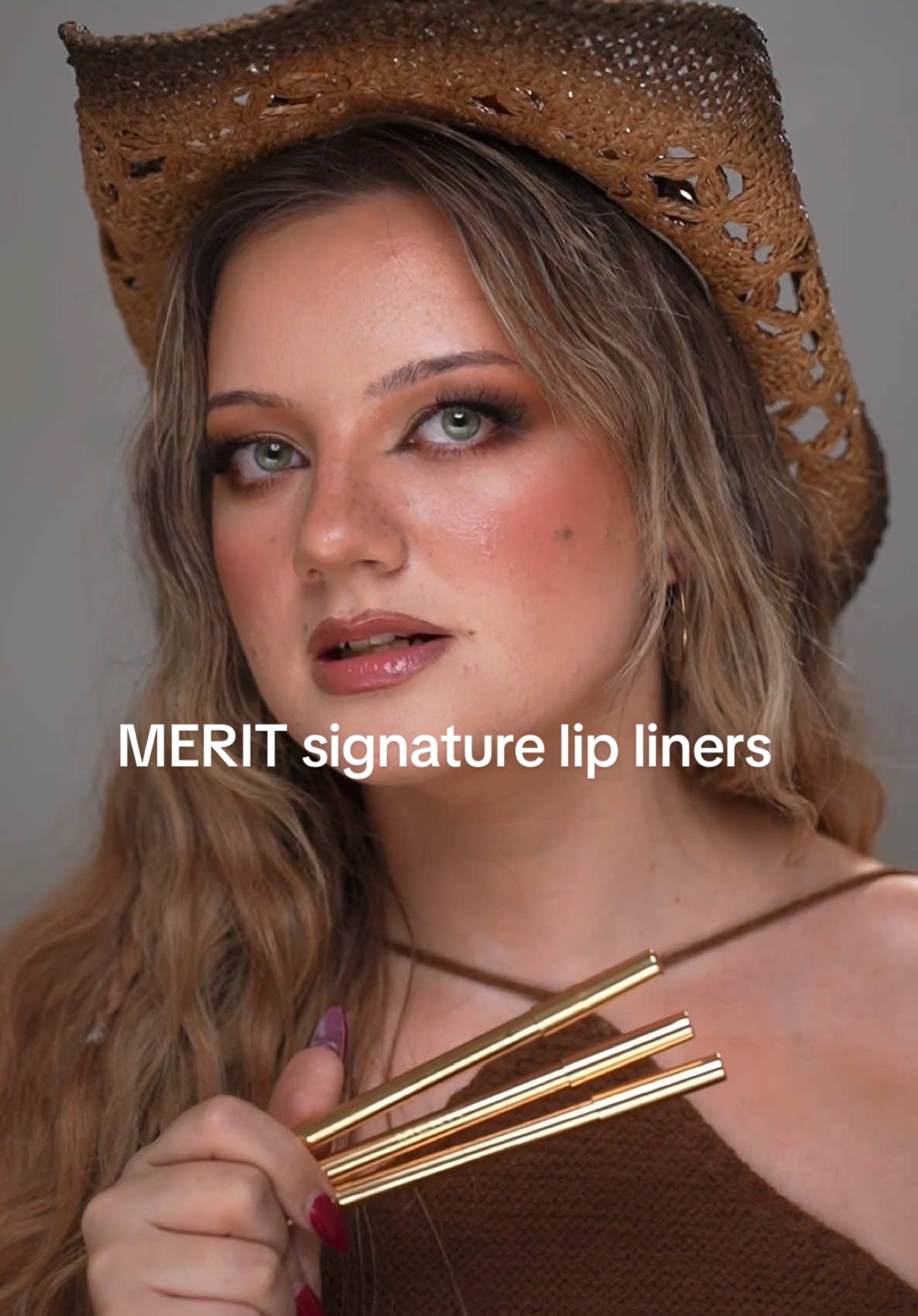 trying the @MERIT Beauty signature lip liners for the first time and they actually got me here, i’m still confused but i’m into it??? shades: bespoke, sportif, capricorn  #merit #meritbeauty #lipliner #rhodeskin #makeupreview #makeupartist #makeuplook 