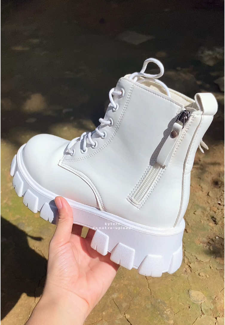 #bootsforwomen #whiteboots #highcutboots 