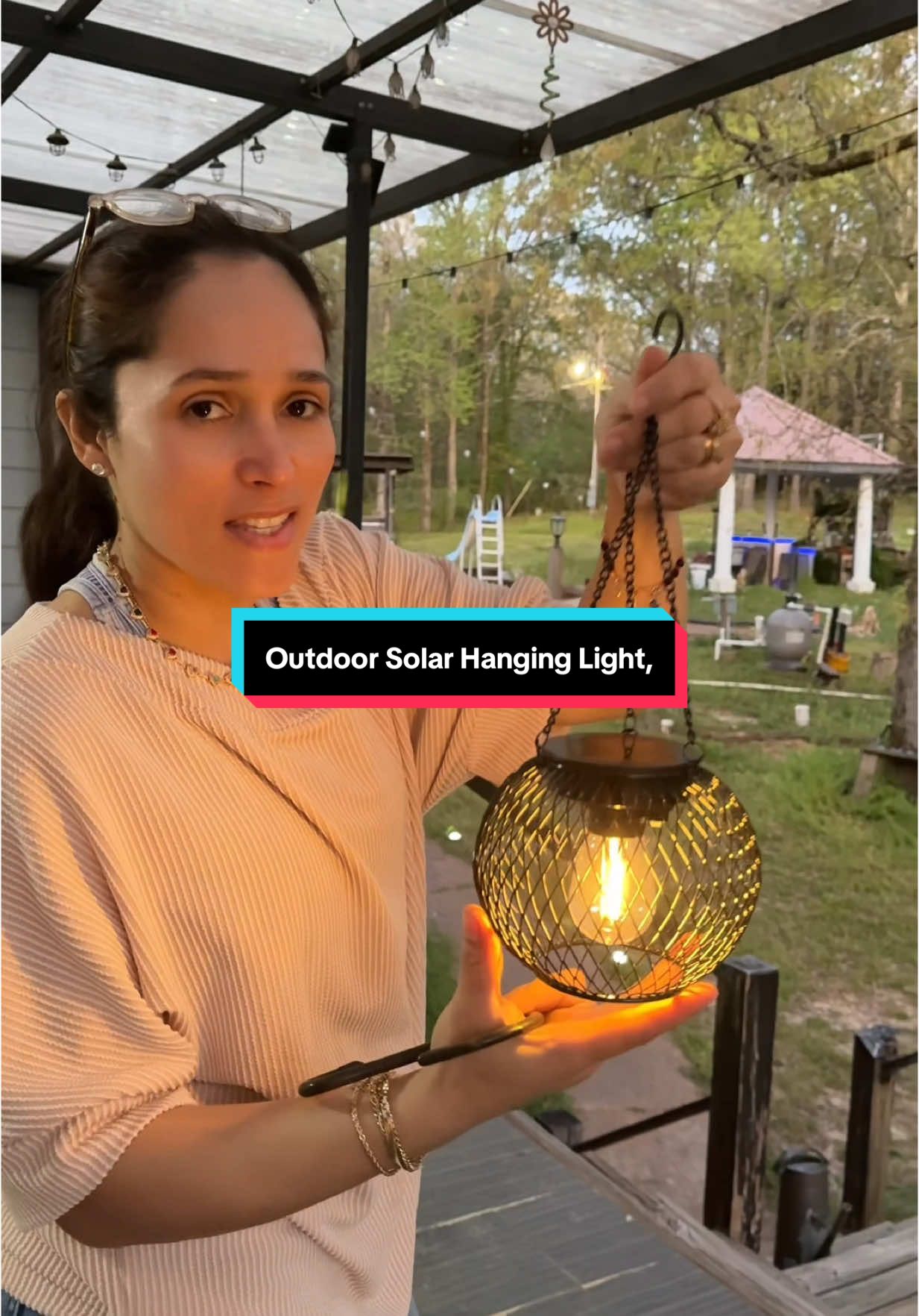 #creatorsearchinsights Ilumina tu jardín con estilo. Esta lámpara solar colgante es moderna, resistente al agua y se carga sola con el sol. Perfecta para árboles, patios o caminos. ¡Tu jardín merece brillar! #OutdoorDecor #GardenLights #SolarLamp #PatioVibes #BackyardGlow #HomeAesthetic #EcoFriendlyStyle #TikTokFinds #ViralProducts #SummerReady #tiktokshoprestock #TikTokShopJumpstart #TTSTakeover #TikTokShopCreatorPick #TTSLevelUp #outfitideas #TTSDelightNow #fashionlookbook #TikTokShopJumpstartSale #Seasonalgems #TikTokShopSpringGlowUp #TikTokShopRestock  #TikTokShopMothersDay