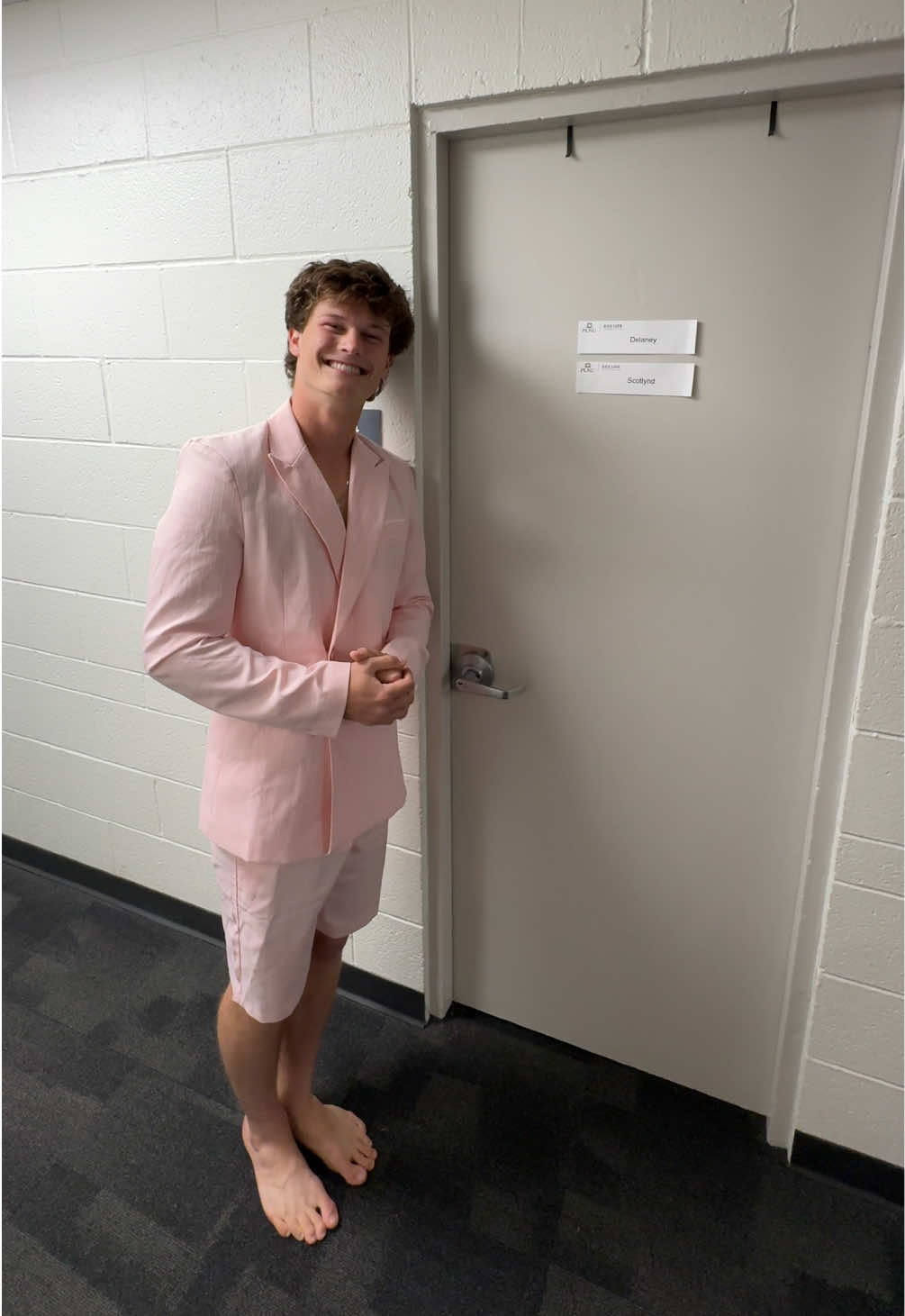 The hallway still smells… #fish 