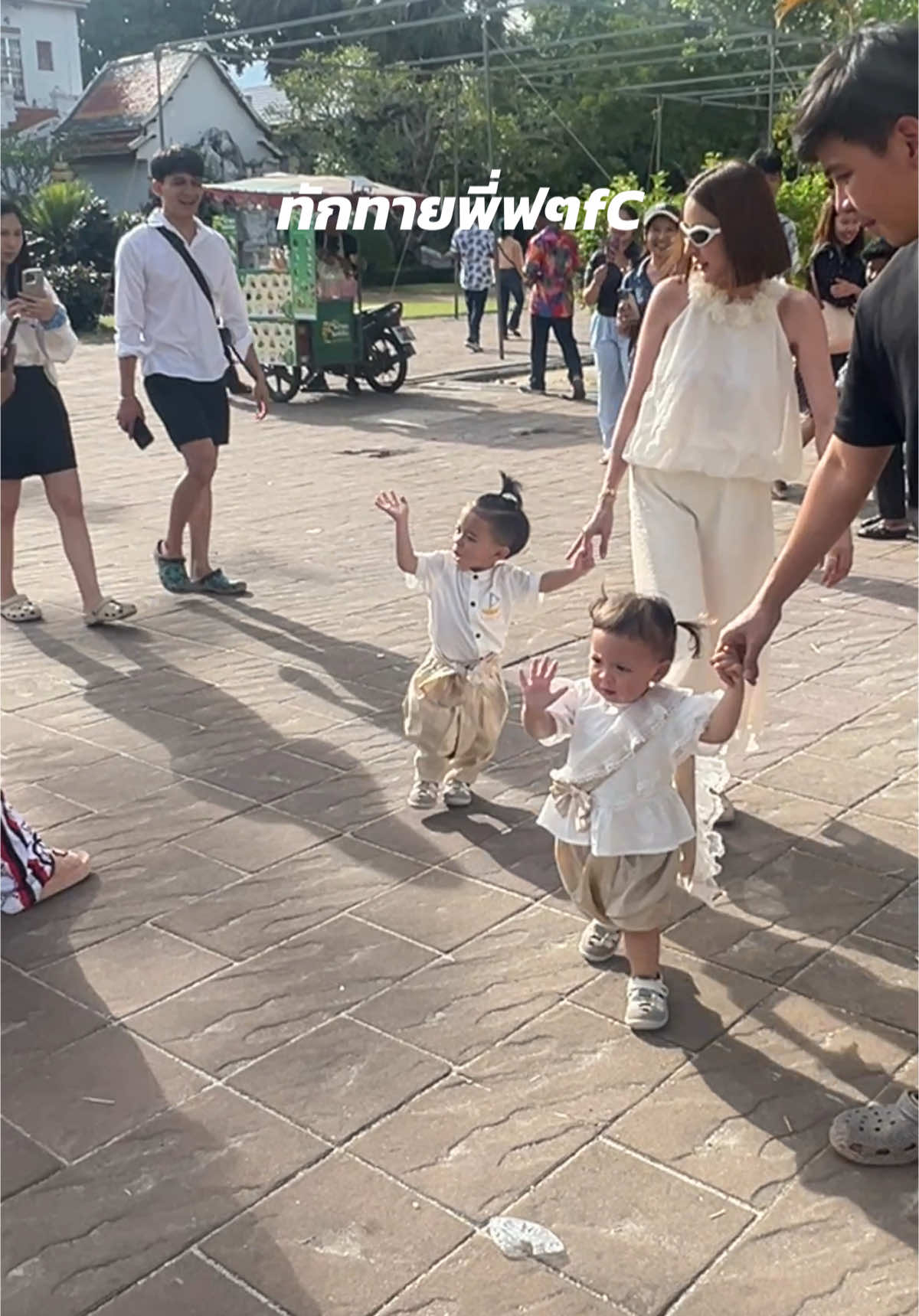 ต้าวแฝดมาวัดพระธาตุเมื่อเจอพีfcๆร้อนมากแต่บ๊ายบายพี่ๆ❤️#ต้าวแฝดโซลโมเน่ #แม่เล็กพรีมายา #แม่เล็กรีวิว 