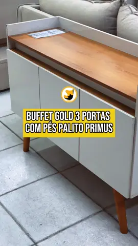 Bonito, espaçoso e combina com qualquer canto da sua casa! Esse é o Buffet Gold 3 Portas com Pés Palito Primus. Deixa tudo organizado e com estilo. 🤩