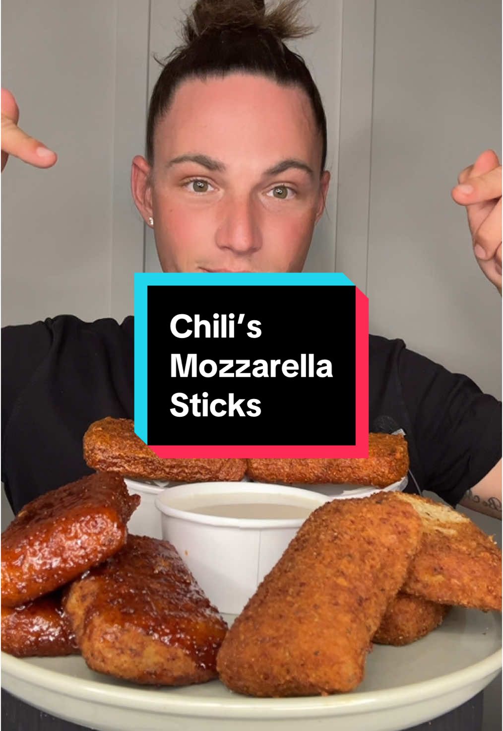 Chili’s Mozzarella Sticks 🧀 #chilis #mozzarellasticks #Foodie #mukbang #asmr #fyp 
