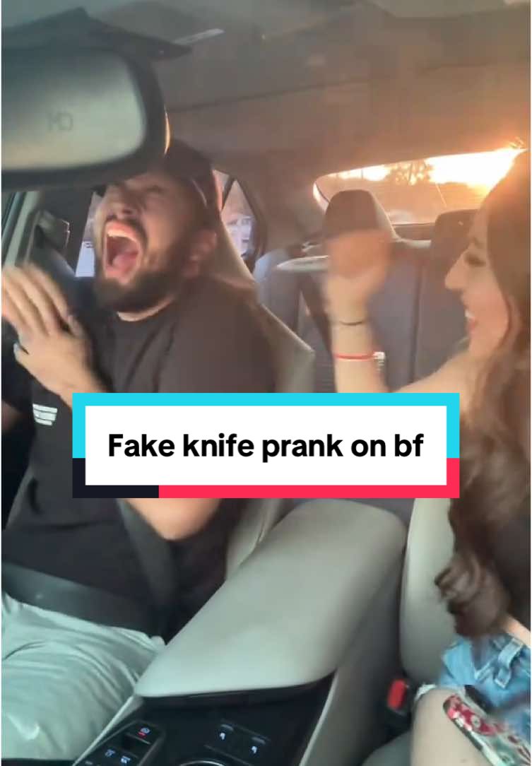 “Crazy girl…YOUUUU”🤣💀 #couplegoals #fypシ #novios #prank #fakeknife 