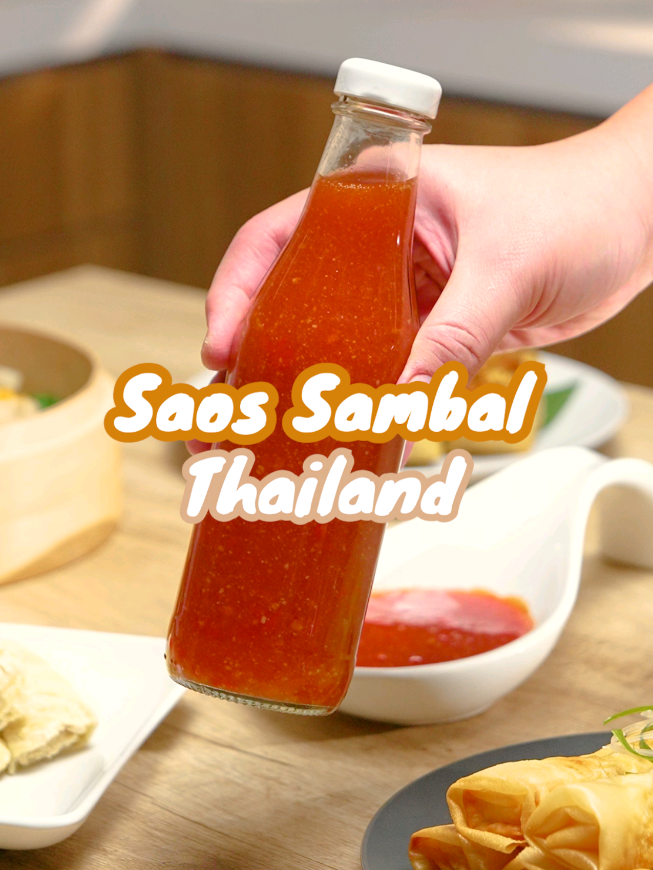 SAOS SAMBAL THAILAND Resep Satset Rudy Choirudin Bahan 1: • 400 ml air • 10 buah cabe rawit, cincang kasar • ½ sendok makan Desaku Cabe Bubuk • 6 sendok makan gula pasir • 1 sendok teh garam Bahan 2: • 2 sendok teh Desaku Bawang Putih Bubuk • 1 sendok makan cuka Bahan 3 (larutkan) : • 1 sendok makan tepung tapioka/ maizena • 2 sendok makan air Cara Memasak: 1. Masukkan semua Bahan 1 ke dalam panci, masak sampai mendidih. 2. Masukkan Bahan 2, aduk sesaat. 3. Campur Bahan 3, aduk rata. Kemudian tuang ke dalam panci. 4. Masak sampai terlihat mengkilat dan kental. 5. Biarkan sambal dingin kemudian simpan ke dalam wadah. Tips: Saos Sambal Thailand yang sudah dingin bisa dimasukkan ke dalam botol dan disimpan di dalam kulkas untuk digunakan sewaktu-waktu. #sambalbangkok 