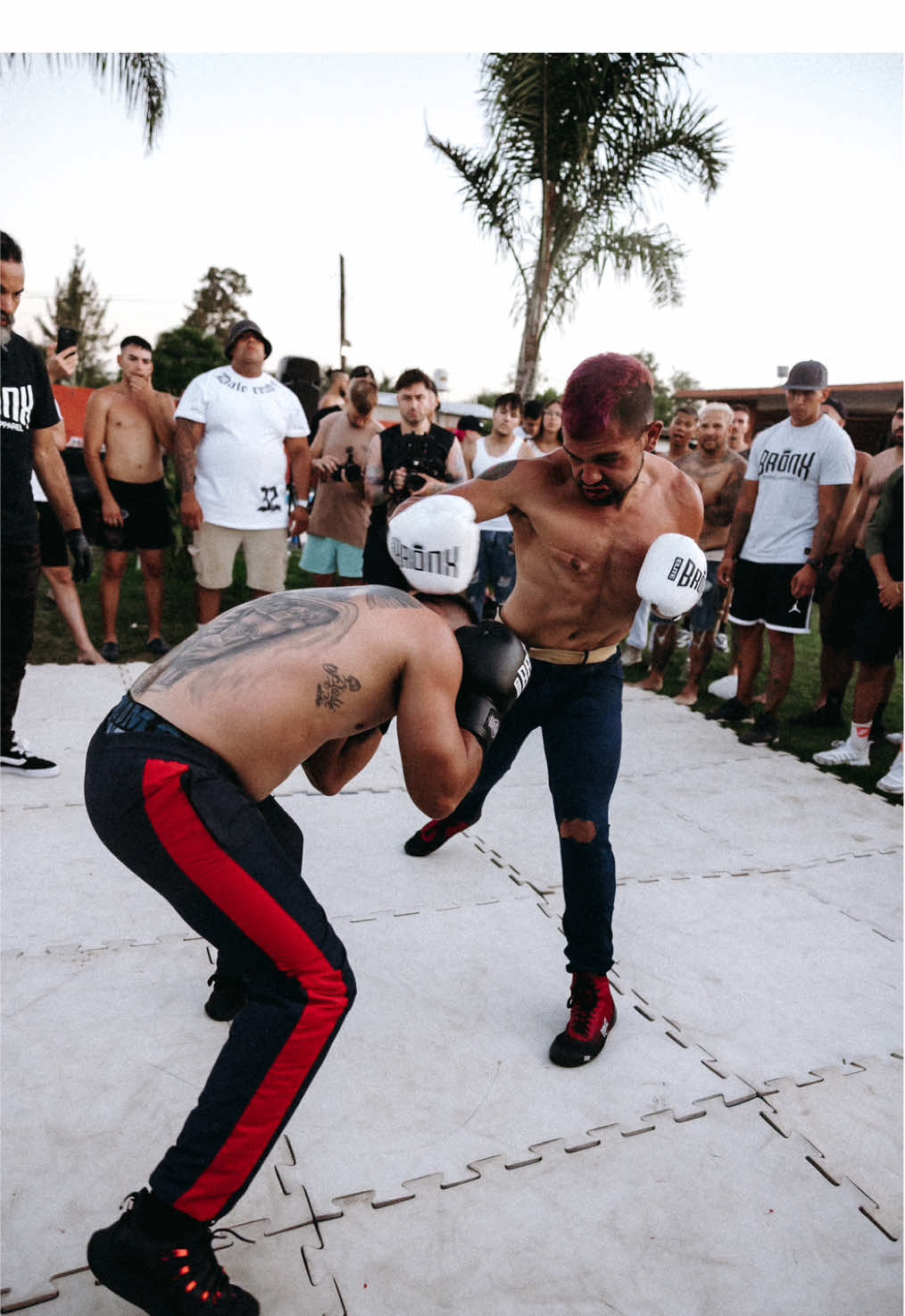 Jesus vs Ivan | Round 3 Bienvenidos a La Manada! 🐆 Un formato único de boxeo callejero 🥊 que lleva la acción a las locaciones más espectaculares y fuera de lo común. 🌍 Este formato nació para popularizar el deporte y darles a los peleadores la oportunidad de brillar 🌟 como nunca antes. En La Manada no se pelea por dinero, se pelea por el hype, la fama y la posibilidad de llegar a la liga más feroz, Yaguareté FC. 🏆 Si tenés experiencia en artes marciales o deportes de combate, este es tu lugar. Aquí, cada golpe es un paso más hacia la gloria. ¿Estás listo para unirte a esta manada de guerreros? 🔥💪 #Boxeo #Knockouts #ArtesMarciales #Deporte #Pelea #LigaDeCombate #Competencia #Atletas #Peleadores #YaguareteFC #Boxing #Knockout #MMA #FightNight #CombatSports #MartialArts #Fighters #Action #Sports #highlights 