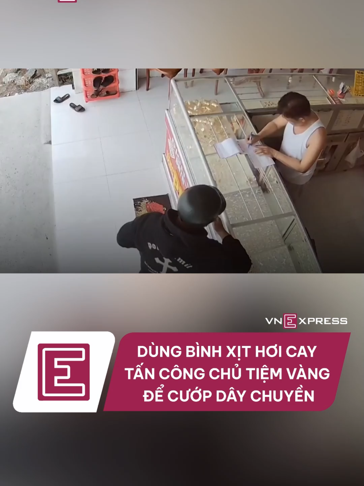 Bị Phạm Minh Mẫn, 22 tuổi, xịt hơi cay, cướp dây chuyền sau khi vờ hỏi mua, chủ tiệm vàng nhảy qua tủ kính đuổi theo nhưng bất thành. #vnexpress #vne #tiktoknews #bentre #tinnong
