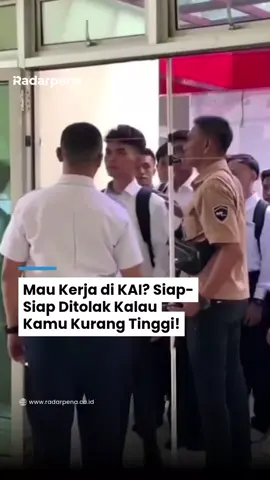 PT Kereta Api Indonesia (KAI) tengah membuka lowongan kerja besar-besaran lewat walk-in interview di tiga kota: Semarang, Yogyakarta, dan Bandung, dari 7 hingga 15 April 2025. Tapi, bukannya disambut antusias, persyaratan tinggi badan malah bikin heboh dunia maya! Syarat tinggi minimal 170 cm untuk pria dan 160 cm untuk wanita dianggap terlalu selektif oleh sebagian netizen. “Yang pendek dikira ga butuh kerja, makan, apa gimana...” tulis salah satu komentar di media sosial. Dilansir dari akun Instagram resmi KAI Services, kualifikasi lain yang wajib dipenuhi pelamar antara lain: Warga Negara Indonesia usia 18–27 tahun, belum menikah, lulusan SMA/sederajat, sehat jasmani dan rohani, tidak memakai kacamata atau behel, serta harus punya penampilan menarik. Bonus nilai kalau kamu punya pengalaman di bidang F&B, hospitality, marketing, atau jago bahasa Inggris. Dokumen yang harus dibawa juga tak main-main: fotokopi KTP, KK, NPWP, ijazah, SKHUN, SKCK, surat lamaran, CV, pas foto 4x6, dan foto full body. Seleksi pun ketat, mulai dari verifikasi dokumen, pemeriksaan fisik, dua tahap wawancara, hingga pemantauan akhir. --- #Radarpena #Radarpenanews #LowonganKAI #RekrutmenKAI2025 #KerjaBumn #WalkInInterview #Loker2025 #NetizenHeboh #KAI #syarattinggibadan 