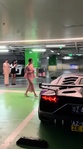 Bạn có hiểu ý nghĩa của việc hoa nở và bướm bay đến vào thời điểm này không?#Lamborghini 