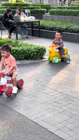 Buổi chiều vui vẻ của bé Bảo Bảo và bạn Mì Tôm, hai bé cười vui khi chạy xe với nhau #embe #baby #cute #babytiktok #funny #vuinhon #haihuoc #videovuinhộn #xechoichanchobe #embedangyeu #embedethuong #embecuoi #xh #xuhuong #xuhuongtiktok #viral 