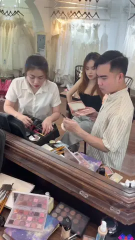 Góc khuất nghề Makeup #hue #makeup #xuhuong #viral #bomho #trangdiemdepohue #academy #daotaohocvien #fyp #foryou #trangdiemcodau #daotaohocvienchuyennghiep 