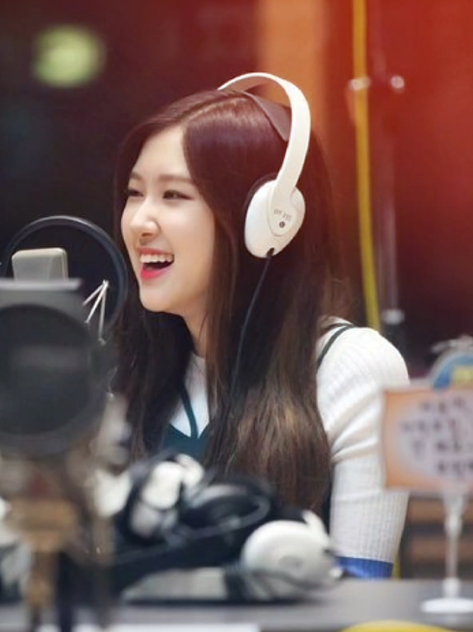 Thời gian sẽ làm mờ đi tất cả, kể cả hình bóng làm ta lưu luyến mãi không buông. #rosé #xuhuong #trending #viral #fypシ 