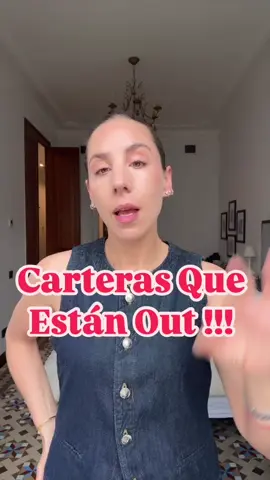 Carteras que están out y las que están in este verano: Las carteras con peluche o texturas muy invernales quedan completamente fuera —por razones obvias— en esta temporada. También decimos adiós a las mini bolsas: aunque son lindas, no resultan nada prácticas. ¿Lo in? Bolsos más grandes, funcionales y con diseños clásicos que combinan con todo y elevan cualquier look veraniego.