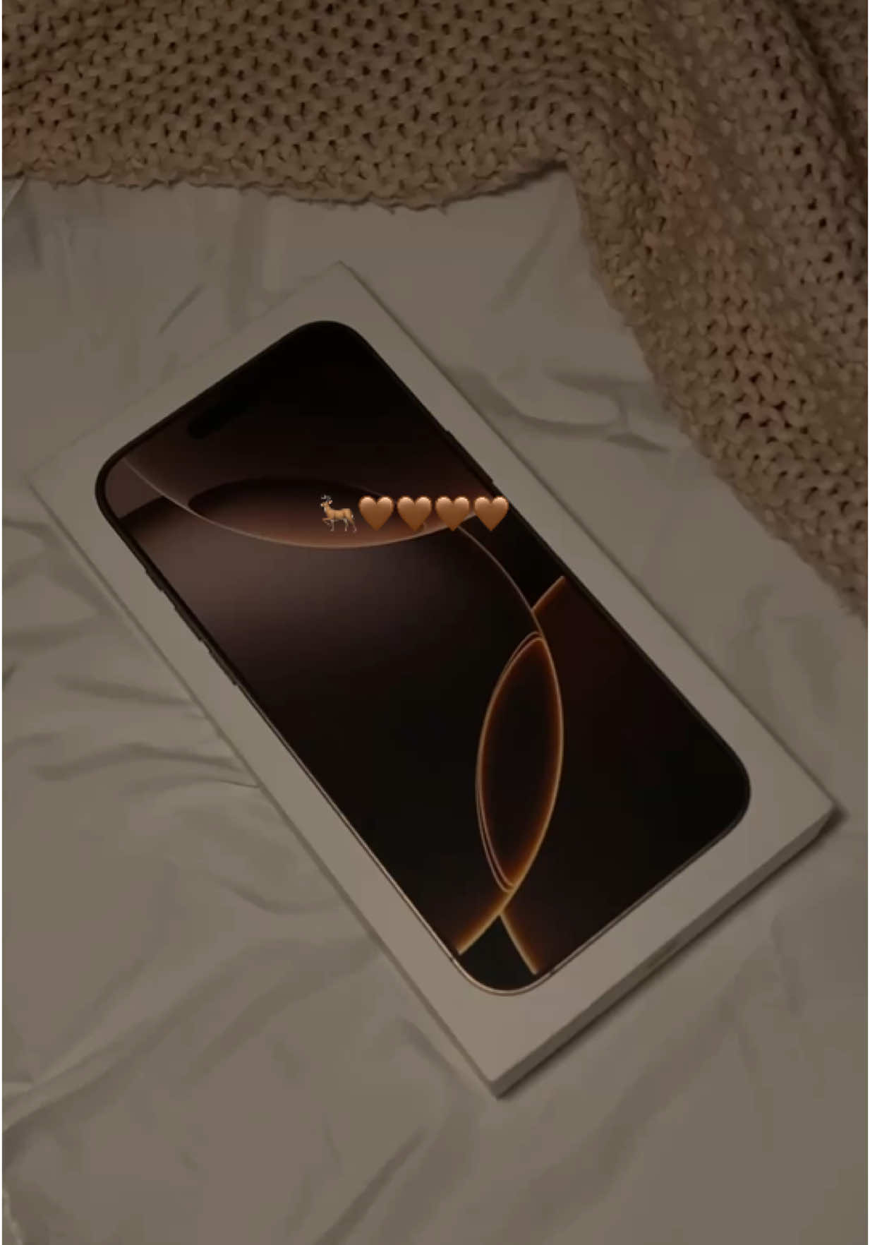 تهديني الـهدايا وأنـت أثـمن هـديه ..🤎 طبعاً التصوير اتفرزن 16 يوم 🙃 #عيديات #عيديات_العيد #ايفون16بروماكس #ايفون #iphone #صحراوي #تيتانيوم #جدة 