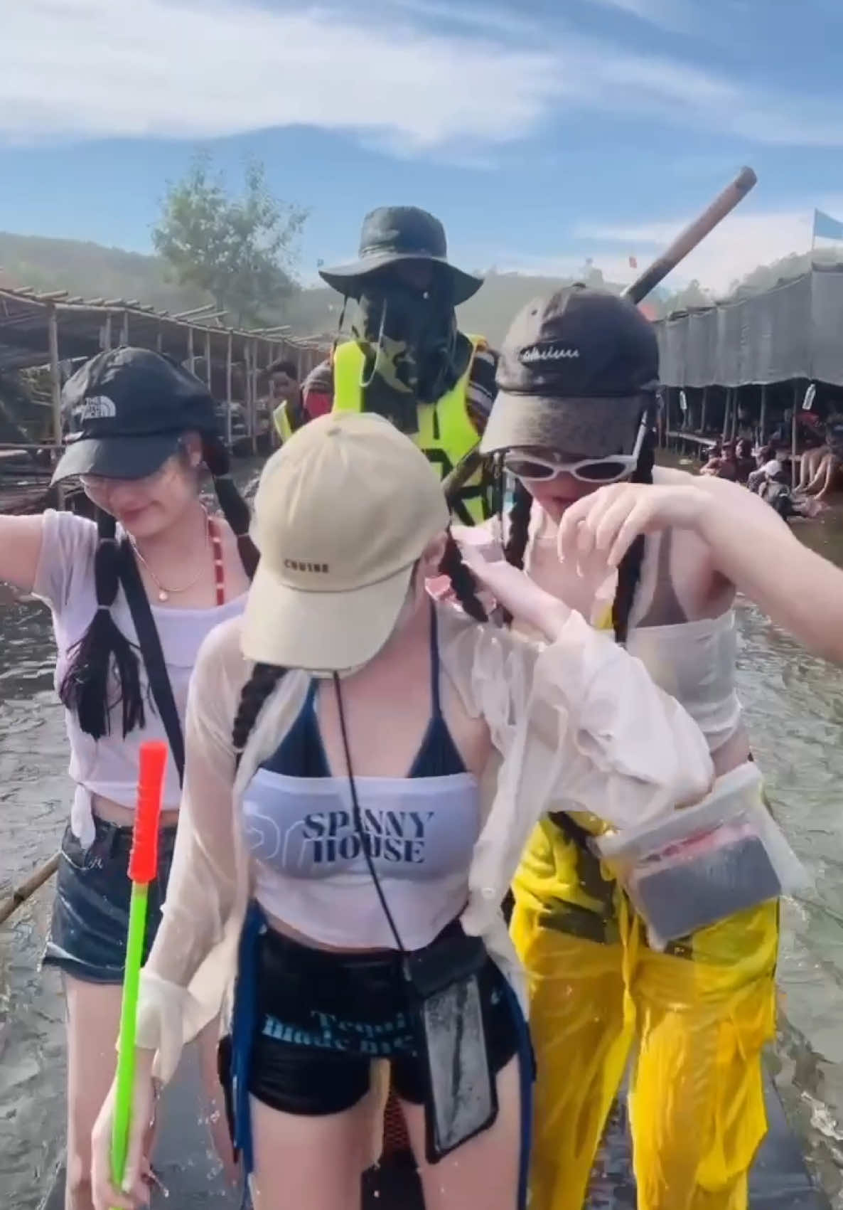 ใครเล่นน้ำก็ระวังตัว ส่วนใครเล่นตัวก็ระวังโสดนะคะ🤪💦สาดน้ำแรงมาก🤣#แม่สรวยเชียงราย #เขื่อนแม่สรวย #ล่องแพเปียก #fypシ 
