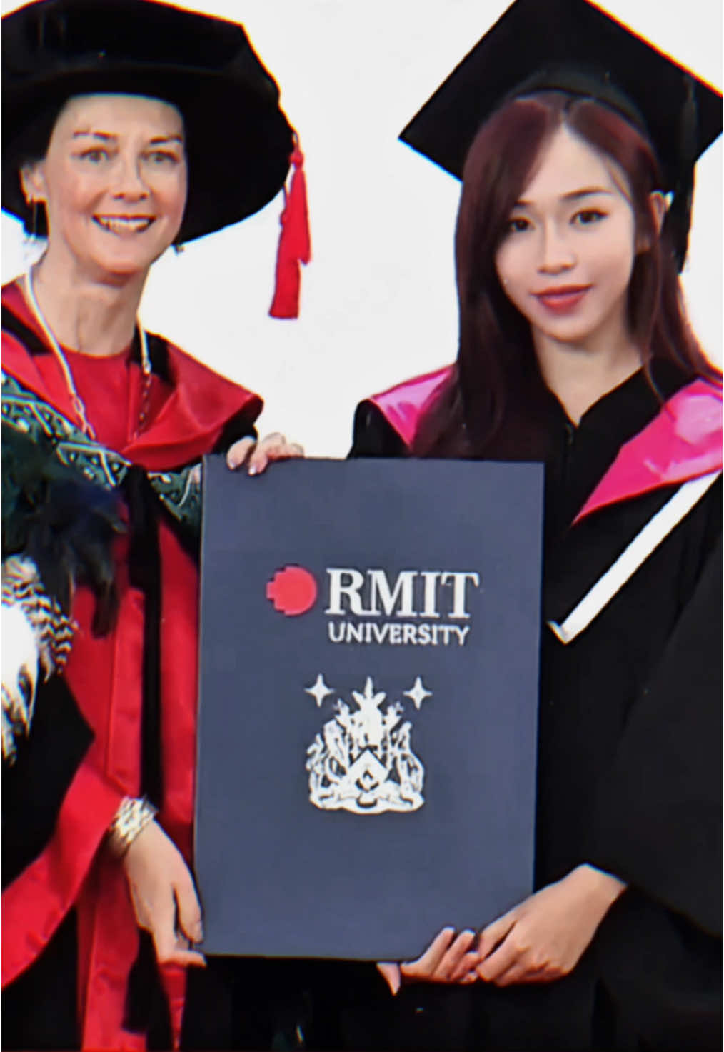 Xem đi xem lại không nhịn được cười =)))))) mình tốt nghiệp mà nó háo hức hơn mình #graduation 