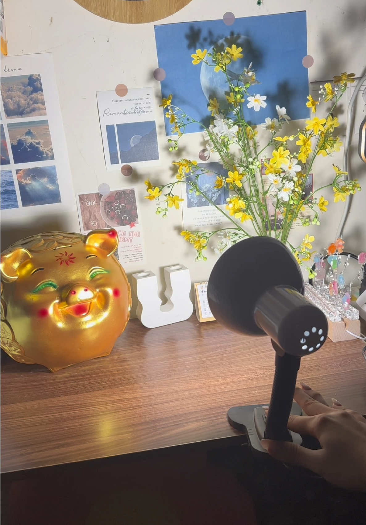 Đèn kẹp bàn đa năng với 3 chế độ ánh sáng (trắng, vàng, trung tính), độ toả sáng rộng, không gây chói mắt. Thiết kế nhỏ gọn, dễ kẹp vào mọi góc bàn, phù hợp cho học tập, làm việc, quay video hay học online. Giúp bảo vệ mắt và tạo không gian làm việc chuyên nghiệp, hiện đại. #dendeban #denhoc #giohang #tiktokshop #xuhuong #fypシ゚ #foryou 