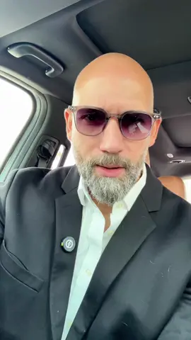 شخص يتجاوز ابتلاءاته ويصبح نسخة أفضل من نفسه نتحدث عن شخص اختار أن يتجاوز ابتلاءاته ومشاكله النفسية بمجرد ما أنه صار واعي فيها، وعلى الرغم من كونه فعلا ضحية إلا أنه اختار ما يكون ضحية وما يضل إنسان تعيس قرر يتخطى الابتلاءات اللي انحط فيها غصب عنه. وعلى الرغم من الفشل الذي قد يواجهه في الطريق، إلا أنه لا ييأس ويظل عازم على تجاوز الوضع السيء والعقد والمشاكل النفسية التي يواجهها، ويرى أن إصلاح نفسه هي مسؤوليته هو وليس مسؤولية الناس الذين أذوه. #التحدي #التطوير_الذاتي #الصمود #الإرادة_القوية #صحه_نفسيه  #تحفيز #إيجابيه 