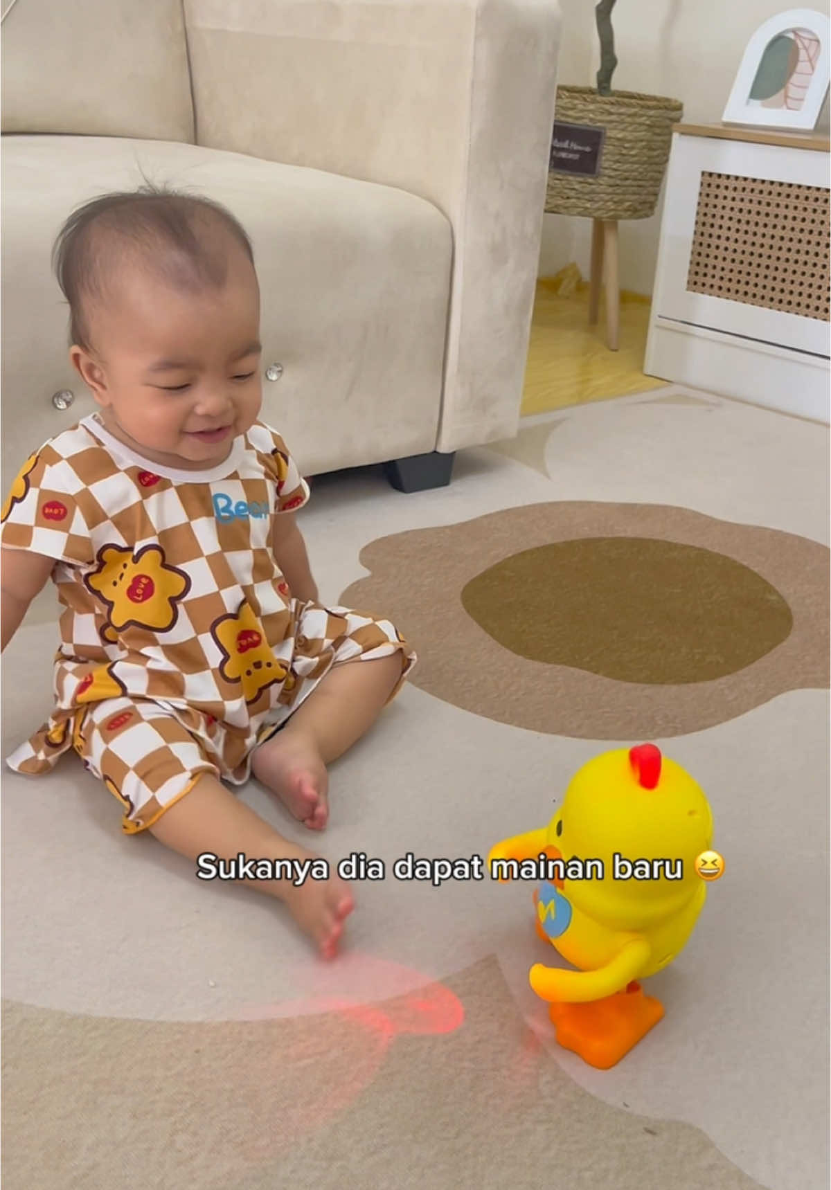 Suka lah dia dapat mainan itik comel ni. Siap menari lagi 😆 #itikmenari #itikviral #itikjoget #itikadalagu #itikcomel #mainanitikmenari #mainanitikmurah #mainanitikjoget #dancingduck 