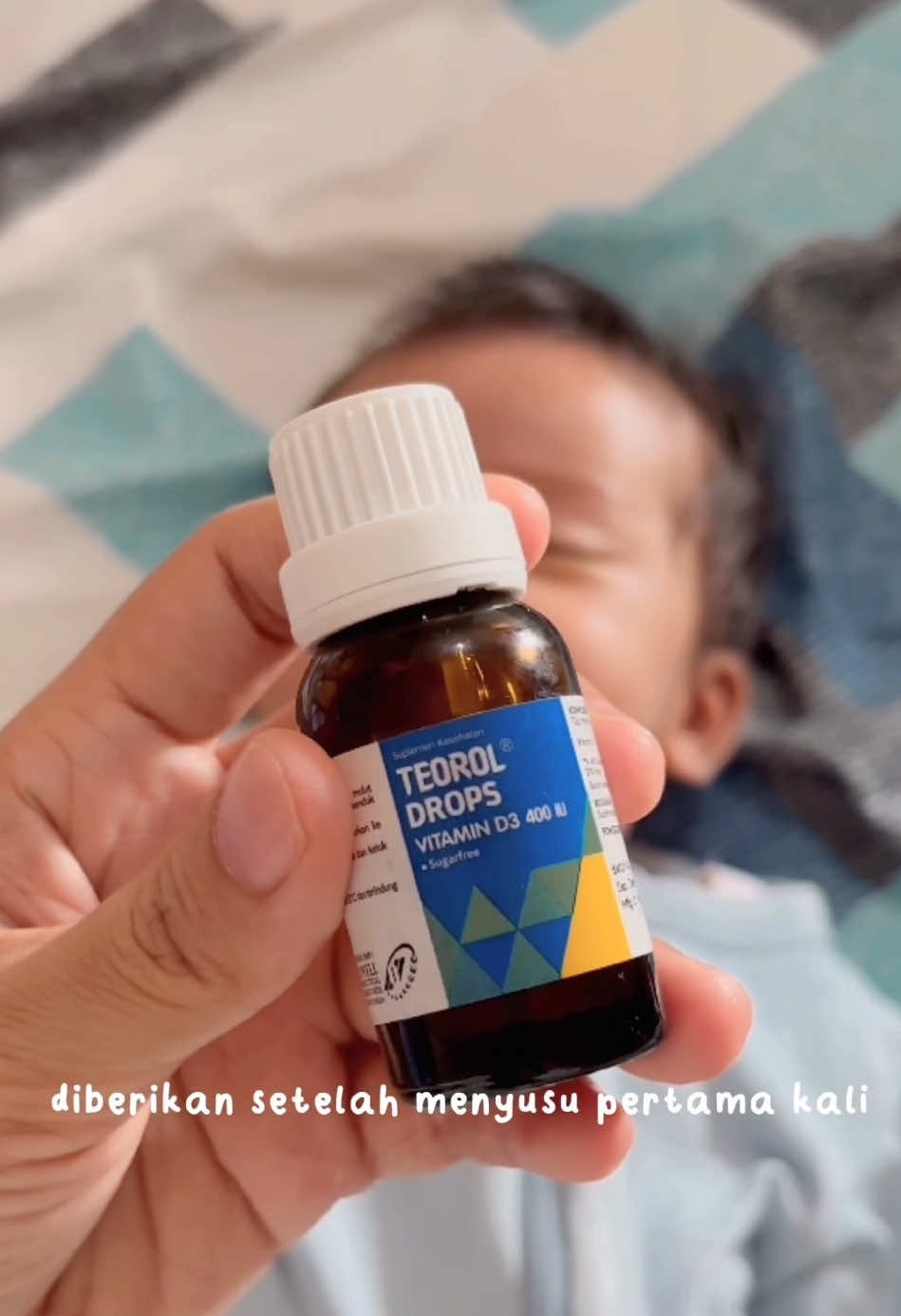 Berjemur saja tidak cukup untuk memenuhi kebutuhan Vit D pada anak, apalagi cuaca saat ini yg ga menentu. Zayn sudah mulai minum vit d3 #teoroldrop sejak usia 2 minggu ya moms 😇 ada yang sama ga nih? #bayi #babyzayn #vitd3 #fyp 